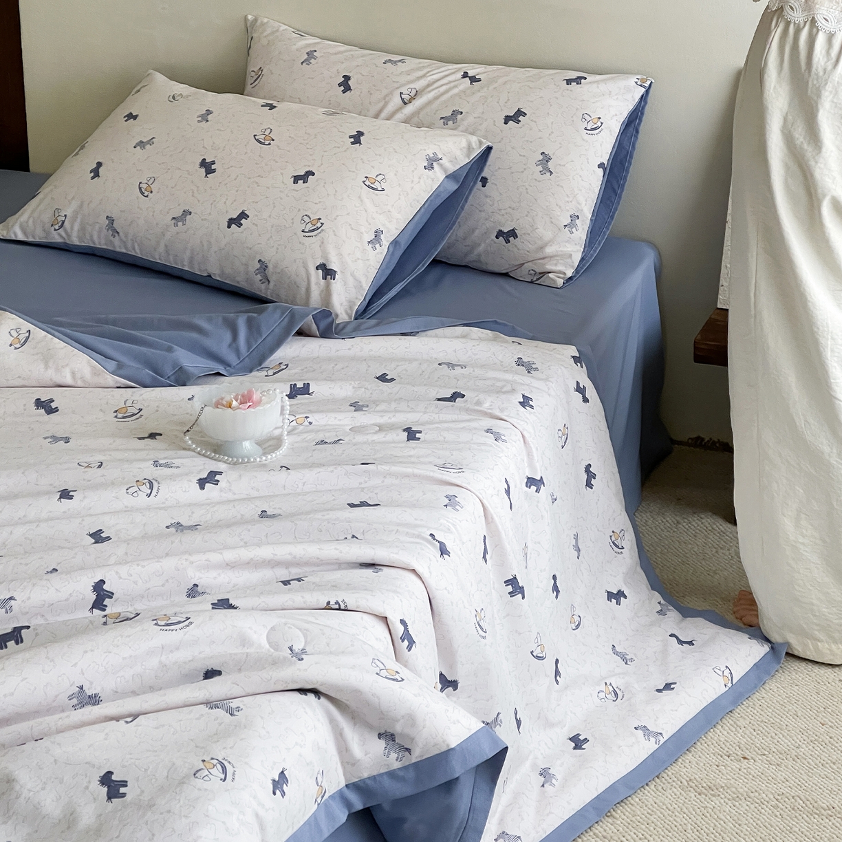 91家纺网 家纺一手货源 找家纺 一加一 2026新款冰蚕凉感印花断角夏被夏凉被空调被四件套 小木马