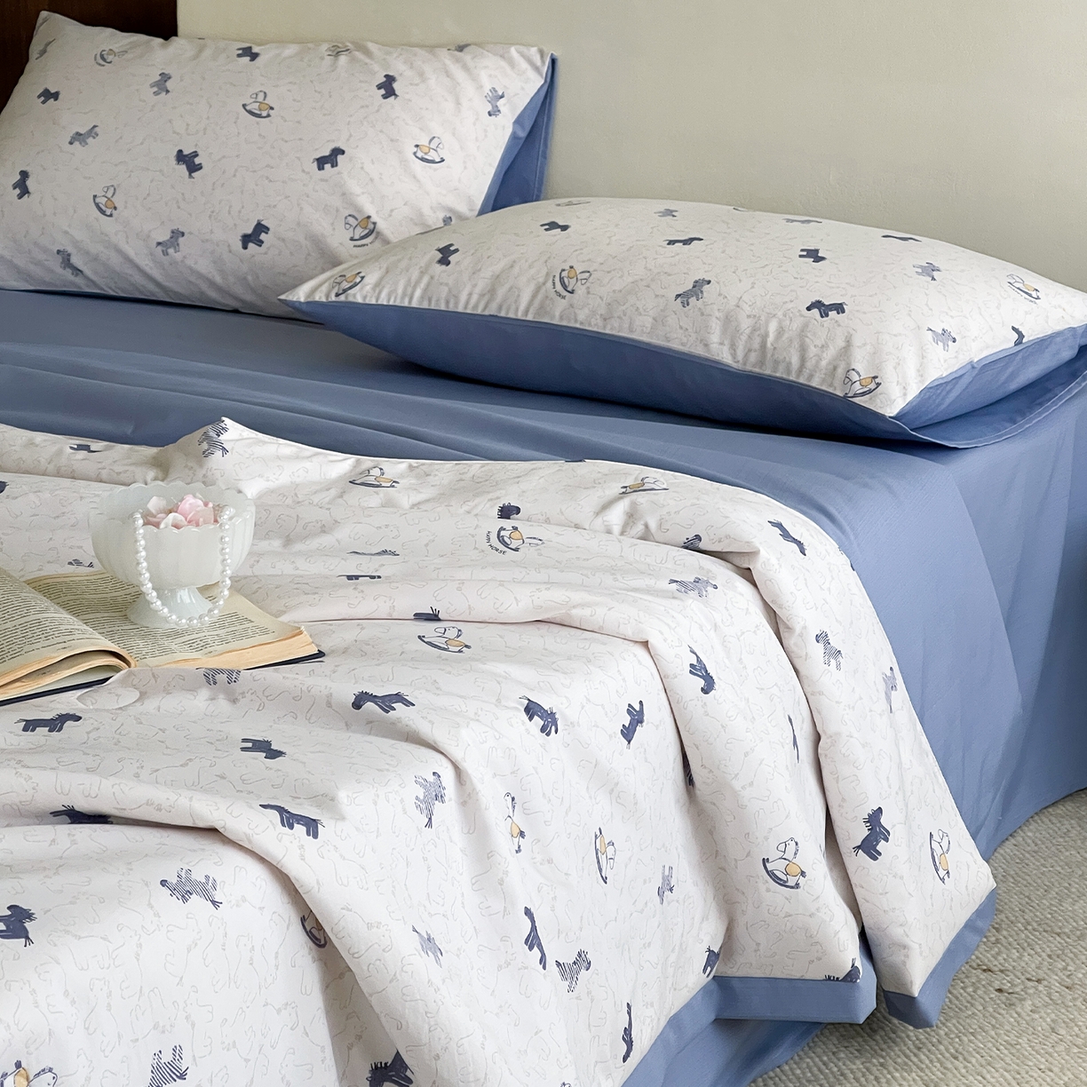 91家纺网 家纺一手货源 找家纺 一加一 2026新款冰蚕凉感印花断角夏被夏凉被空调被四件套 小木马