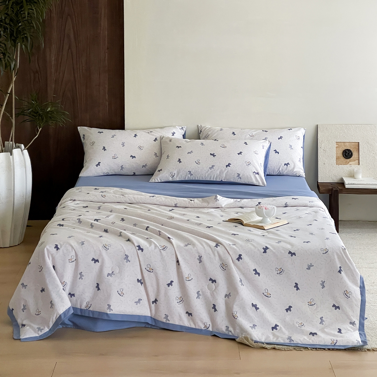 91家纺网 家纺一手货源 找家纺 一加一 2026新款冰蚕凉感印花断角夏被夏凉被空调被四件套 小木马