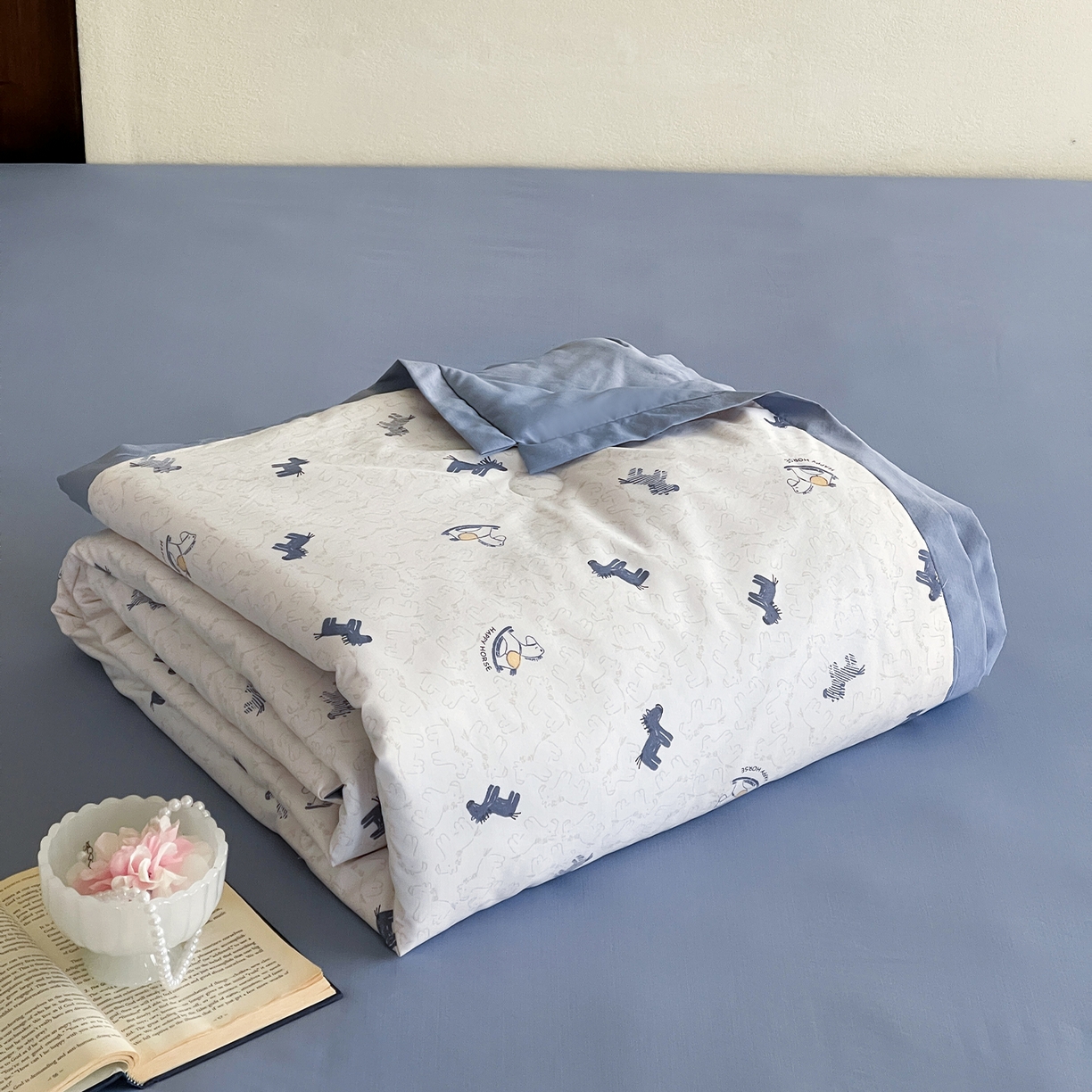 91家纺网 家纺一手货源 找家纺 一加一 2026新款冰蚕凉感印花断角夏被夏凉被空调被四件套 小木马