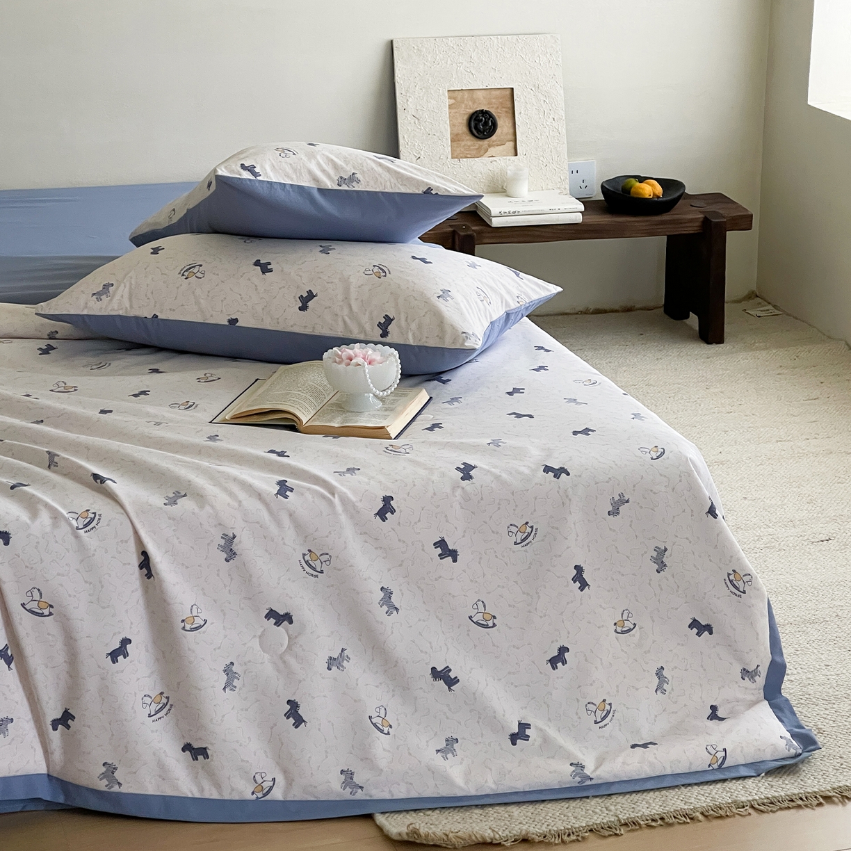 91家纺网 家纺一手货源 找家纺 一加一 2026新款冰蚕凉感印花断角夏被夏凉被空调被四件套 小木马