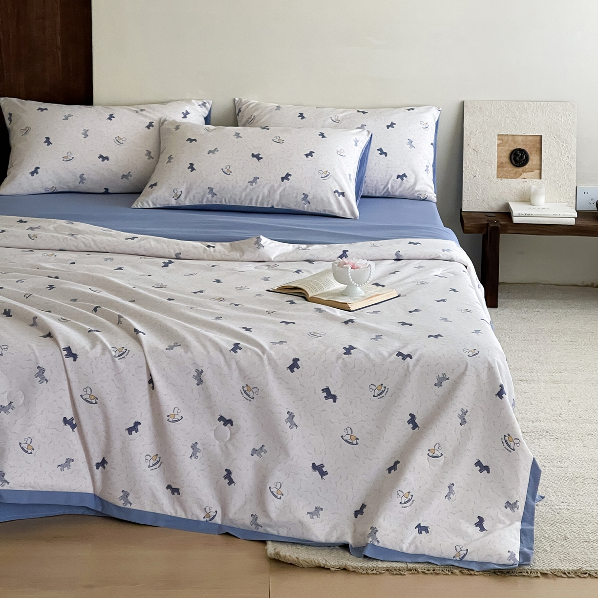 91家纺网 家纺一手货源 找家纺 一加一 2026新款冰蚕凉感印花断角夏被夏凉被空调被四件套 小木马