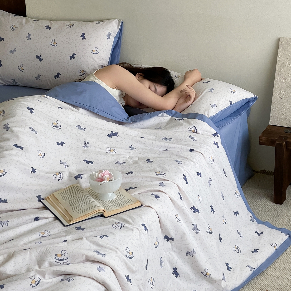 91家纺网 家纺一手货源 找家纺 一加一 2026新款冰蚕凉感印花断角夏被夏凉被空调被四件套 小木马