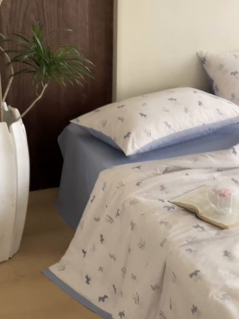 91家纺网 家纺一手货源 找家纺 一加一 2026新款冰蚕凉感印花断角夏被夏凉被空调被四件套 小木马