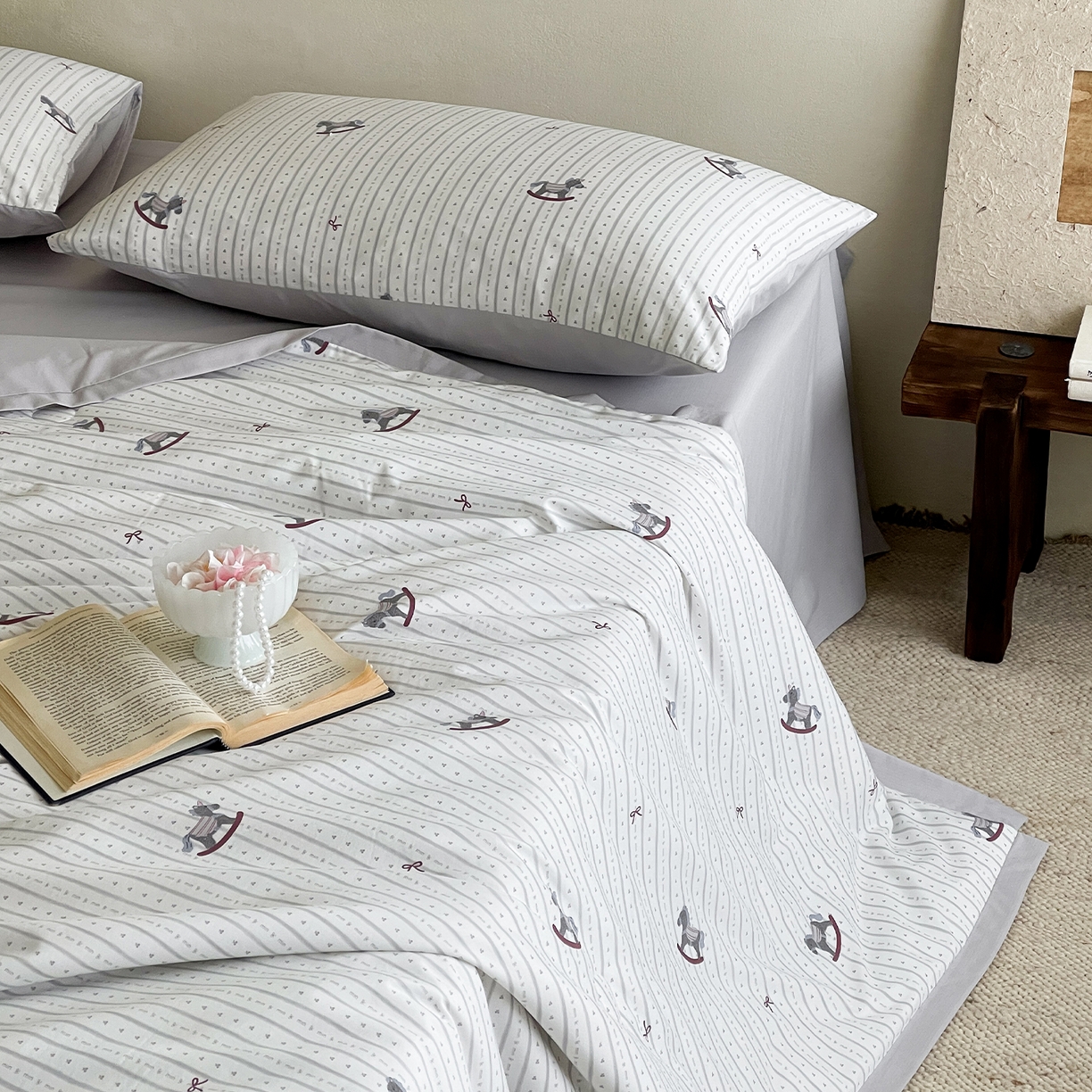 91家纺网 家纺一手货源 找家纺 一加一 2026新款冰蚕凉感印花断角夏被夏凉被空调被四件套 摇摇马