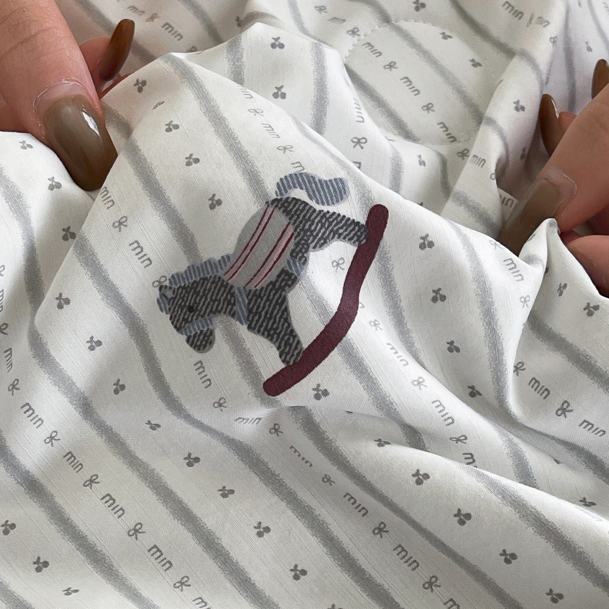 91家纺网 家纺一手货源 找家纺 一加一 2026新款冰蚕凉感印花断角夏被夏凉被空调被四件套 摇摇马