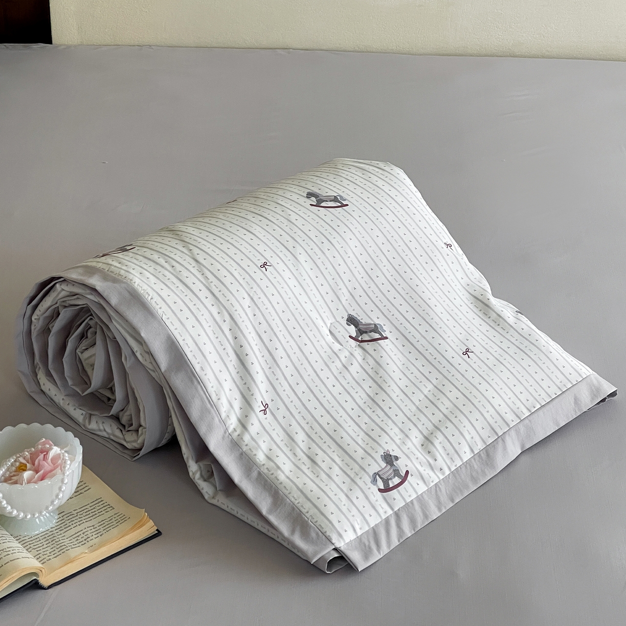 91家纺网 家纺一手货源 找家纺 一加一 2026新款冰蚕凉感印花断角夏被夏凉被空调被四件套 摇摇马