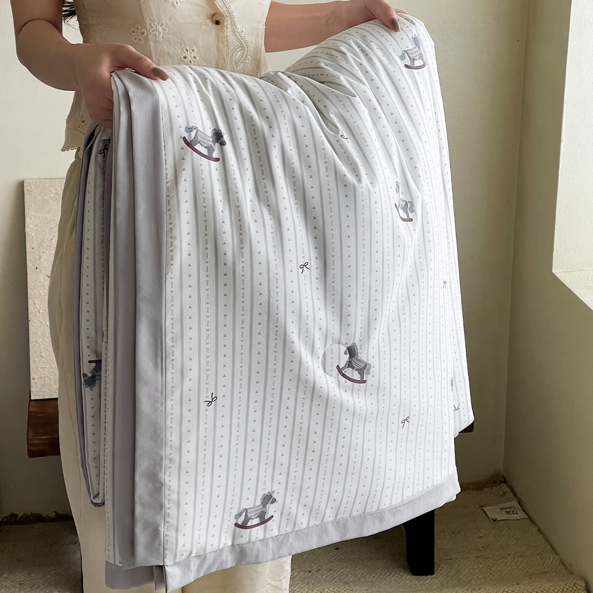 91家纺网 家纺一手货源 找家纺 一加一 2026新款冰蚕凉感印花断角夏被夏凉被空调被四件套 摇摇马