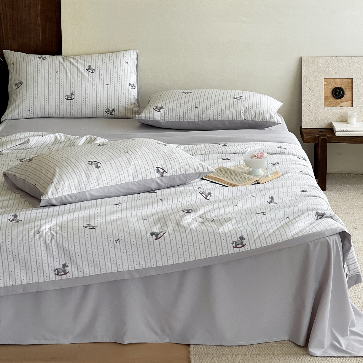 91家纺网 家纺一手货源 找家纺 一加一 2026新款冰蚕凉感印花断角夏被夏凉被空调被四件套 摇摇马