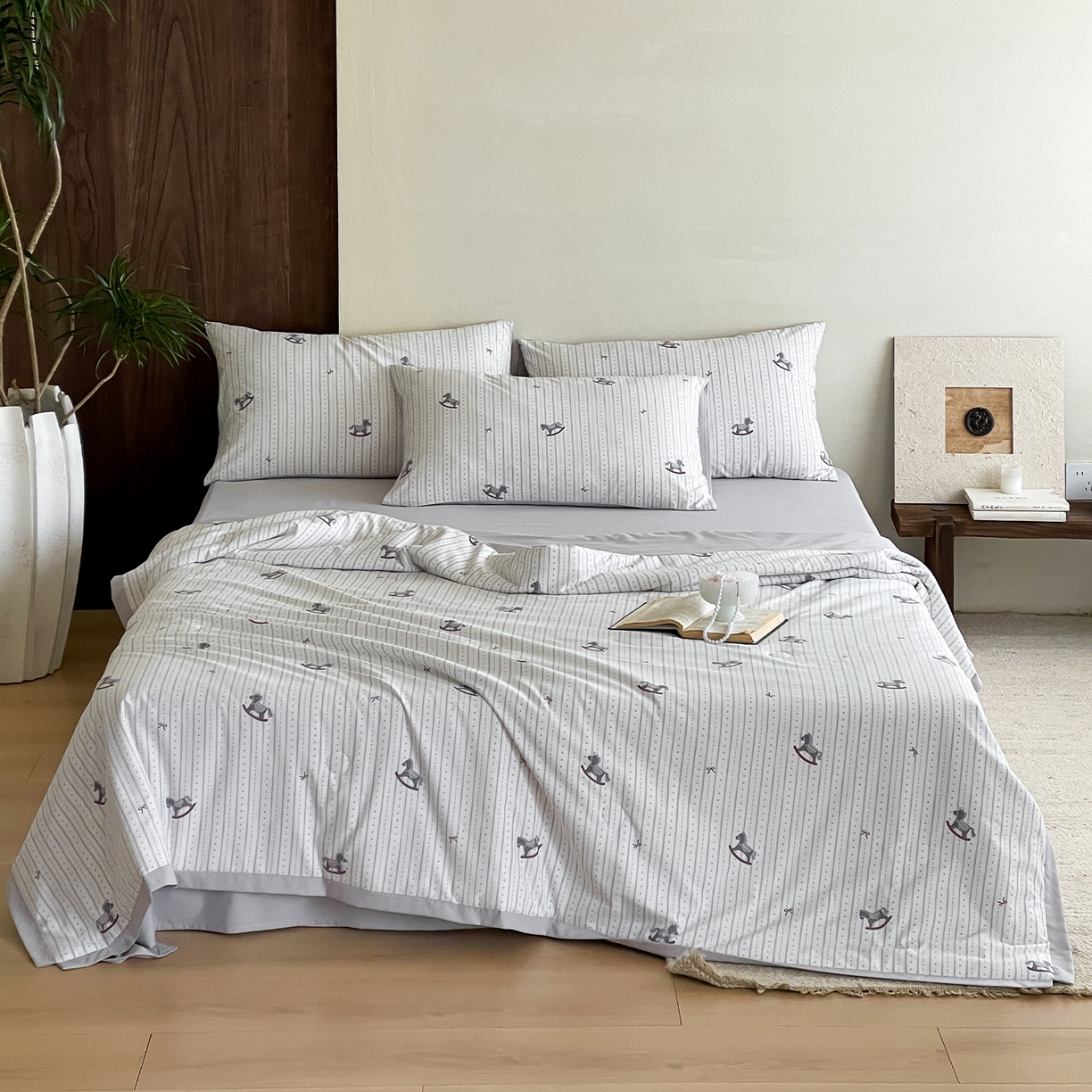 91家纺网 家纺一手货源 找家纺 一加一 2026新款冰蚕凉感印花断角夏被夏凉被空调被四件套 摇摇马