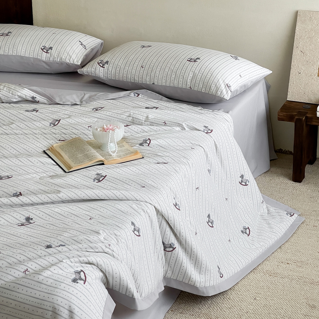 91家纺网 家纺一手货源 找家纺 一加一 2026新款冰蚕凉感印花断角夏被夏凉被空调被四件套 摇摇马