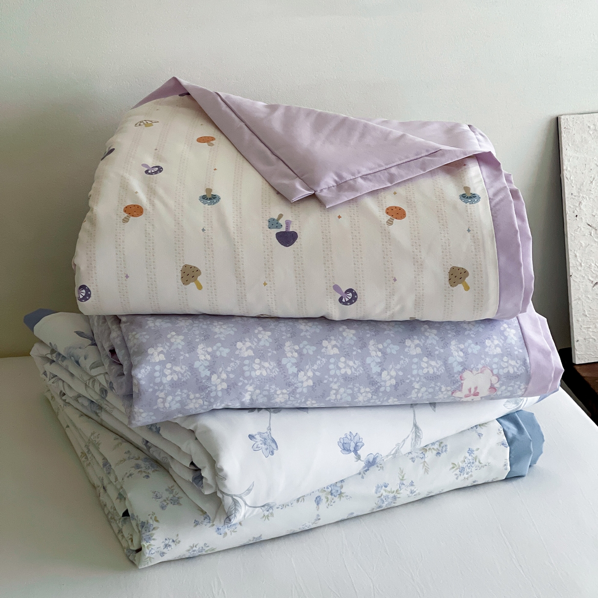 91家纺网 家纺一手货源 找家纺 一加一 2026新款冰蚕凉感印花断角夏被夏凉被空调被四件套 组合图仅供展示不可下单