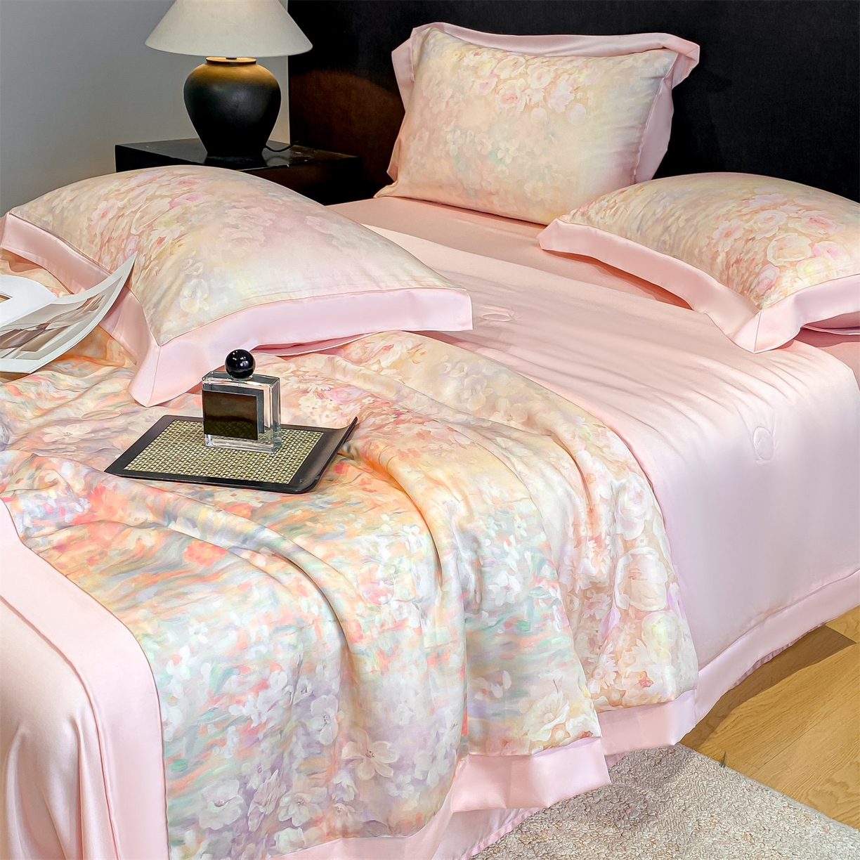 91家纺网 家纺一手货源 找家纺 笙意家纺 2026A类水洗冰丝数码印花宽边夏被四件套落樱