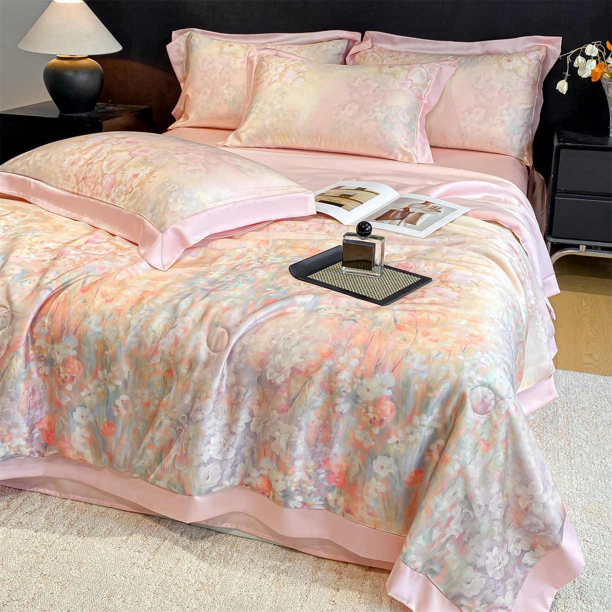 91家纺网 家纺一手货源 找家纺 笙意家纺 2026A类水洗冰丝数码印花宽边夏被四件套落樱