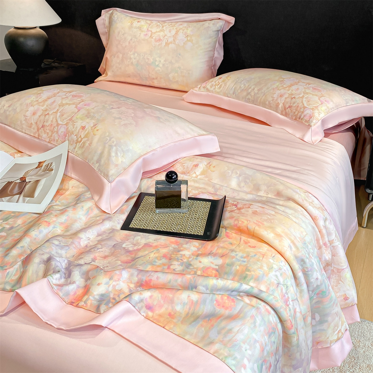 91家纺网 家纺一手货源 找家纺 笙意家纺 2026A类水洗冰丝数码印花宽边夏被四件套落樱