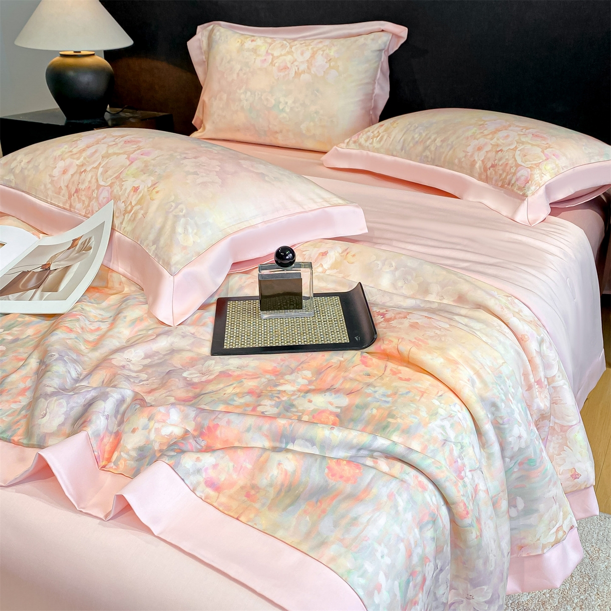 91家纺网 家纺一手货源 找家纺 笙意家纺 2026A类水洗冰丝数码印花宽边夏被四件套落樱