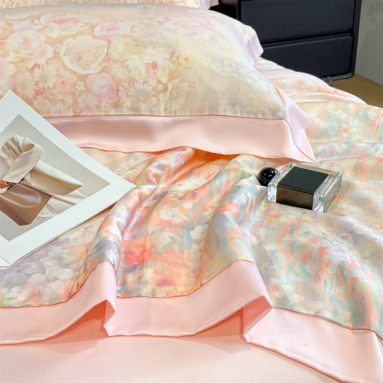 91家纺网 家纺一手货源 找家纺 笙意家纺 2026A类水洗冰丝数码印花宽边夏被四件套落樱