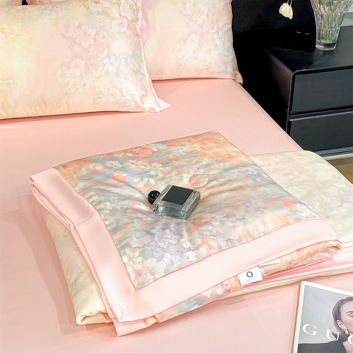 91家纺网 家纺一手货源 找家纺 笙意家纺 2026A类水洗冰丝数码印花宽边夏被四件套落樱