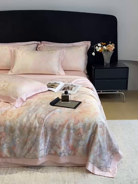 91家纺网 家纺一手货源 找家纺 笙意家纺 2026A类水洗冰丝数码印花宽边夏被四件套落樱