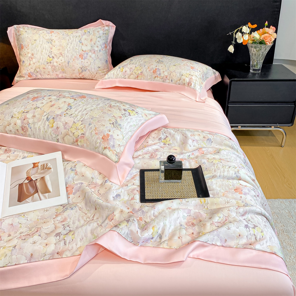 91家纺网 家纺一手货源 找家纺 笙意家纺 2026A类水洗冰丝数码印花宽边夏被四件套桃汐