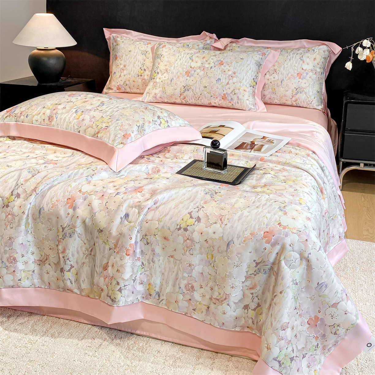 91家纺网 家纺一手货源 找家纺 笙意家纺 2026A类水洗冰丝数码印花宽边夏被四件套桃汐