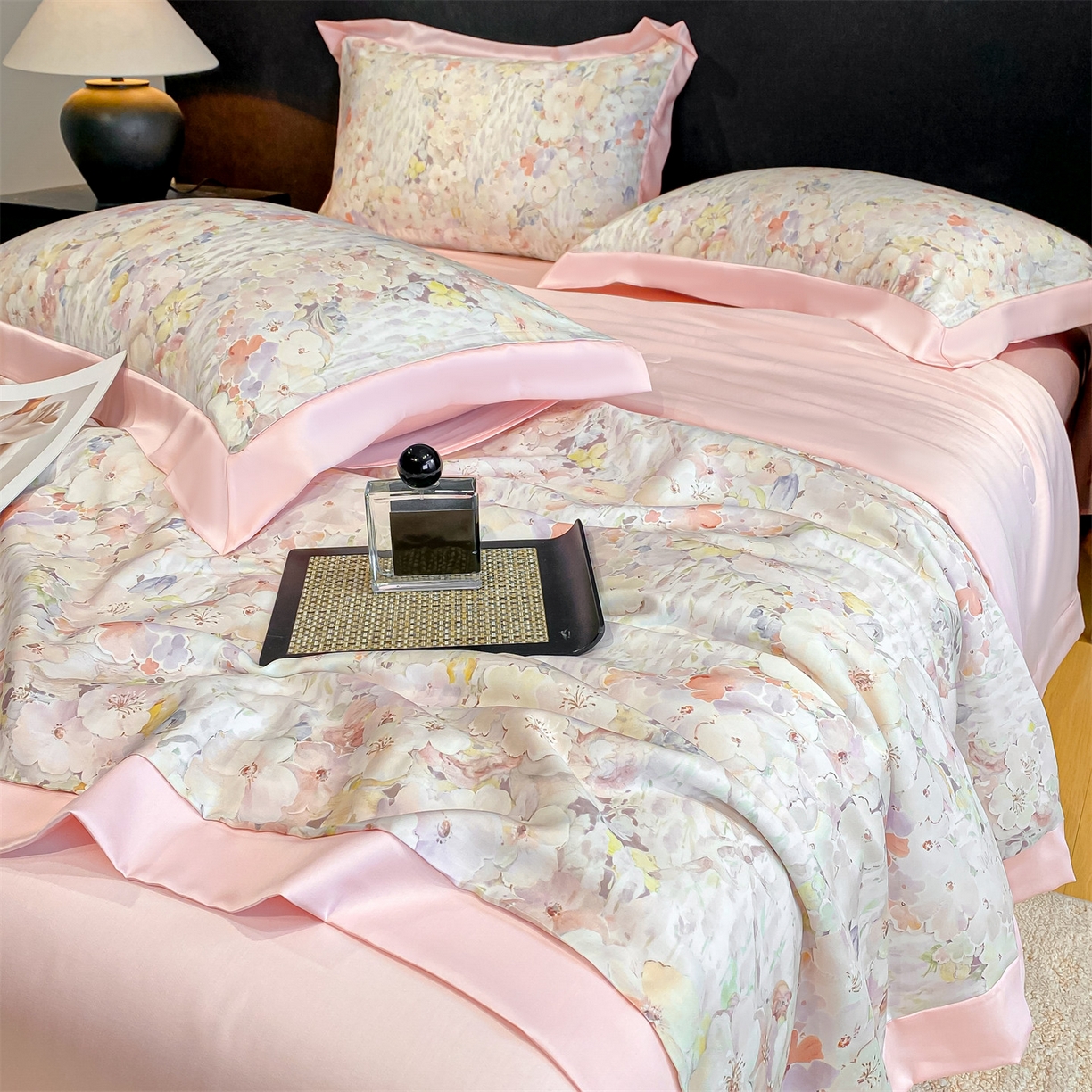 91家纺网 家纺一手货源 找家纺 笙意家纺 2026A类水洗冰丝数码印花宽边夏被四件套桃汐