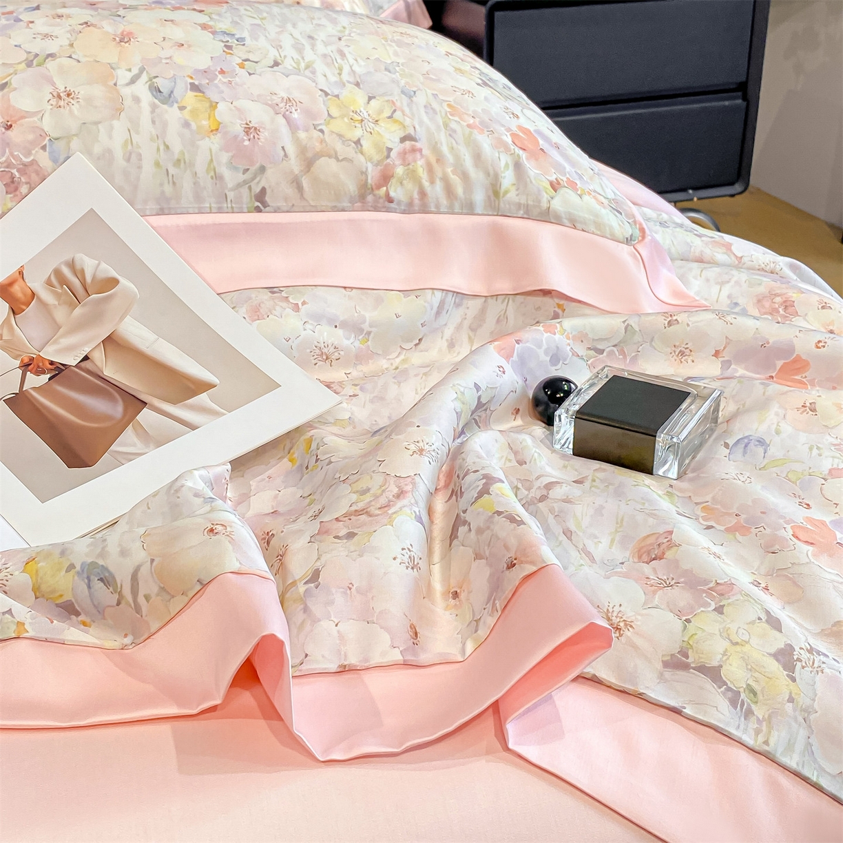 91家纺网 家纺一手货源 找家纺 笙意家纺 2026A类水洗冰丝数码印花宽边夏被四件套桃汐