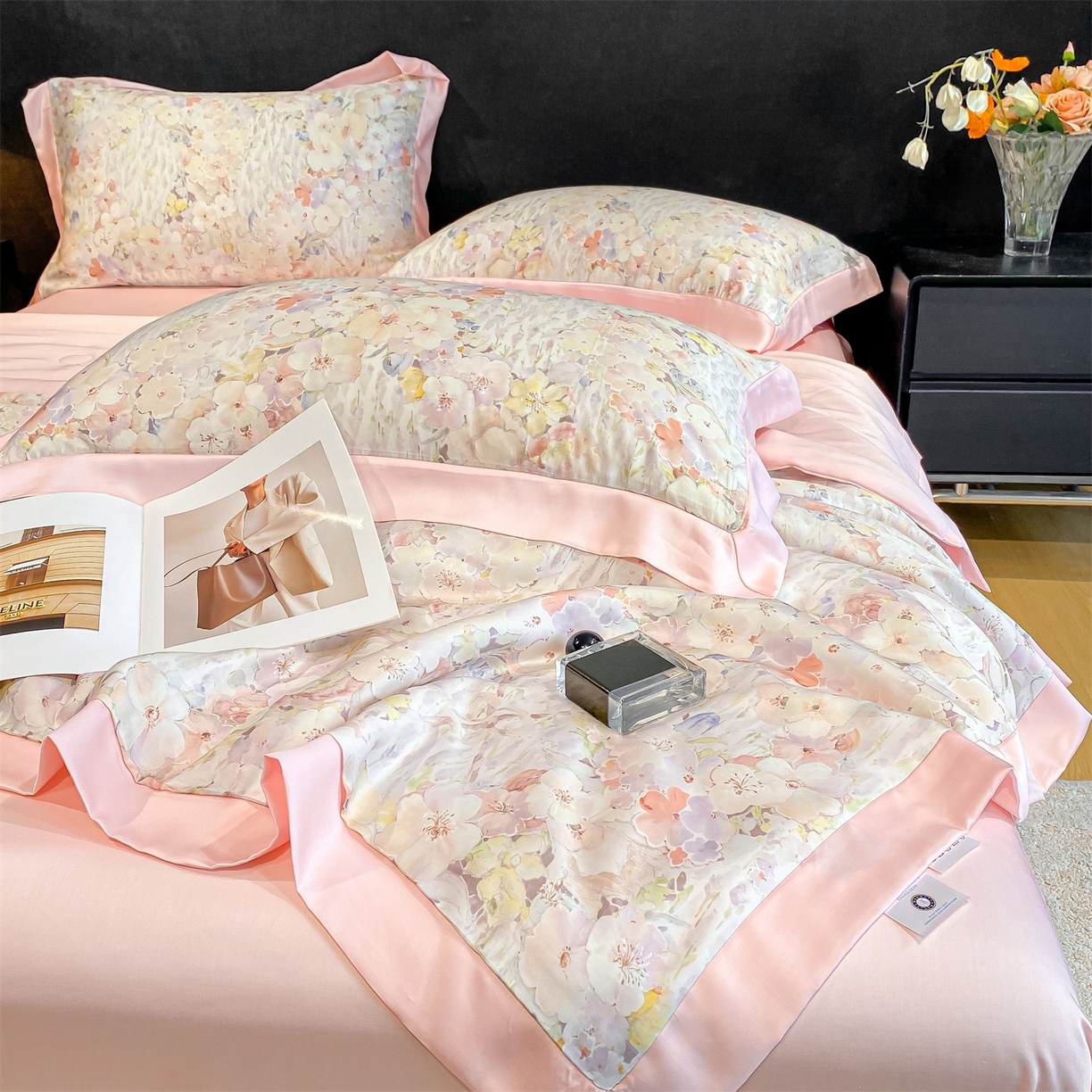 91家纺网 家纺一手货源 找家纺 笙意家纺 2026A类水洗冰丝数码印花宽边夏被四件套桃汐