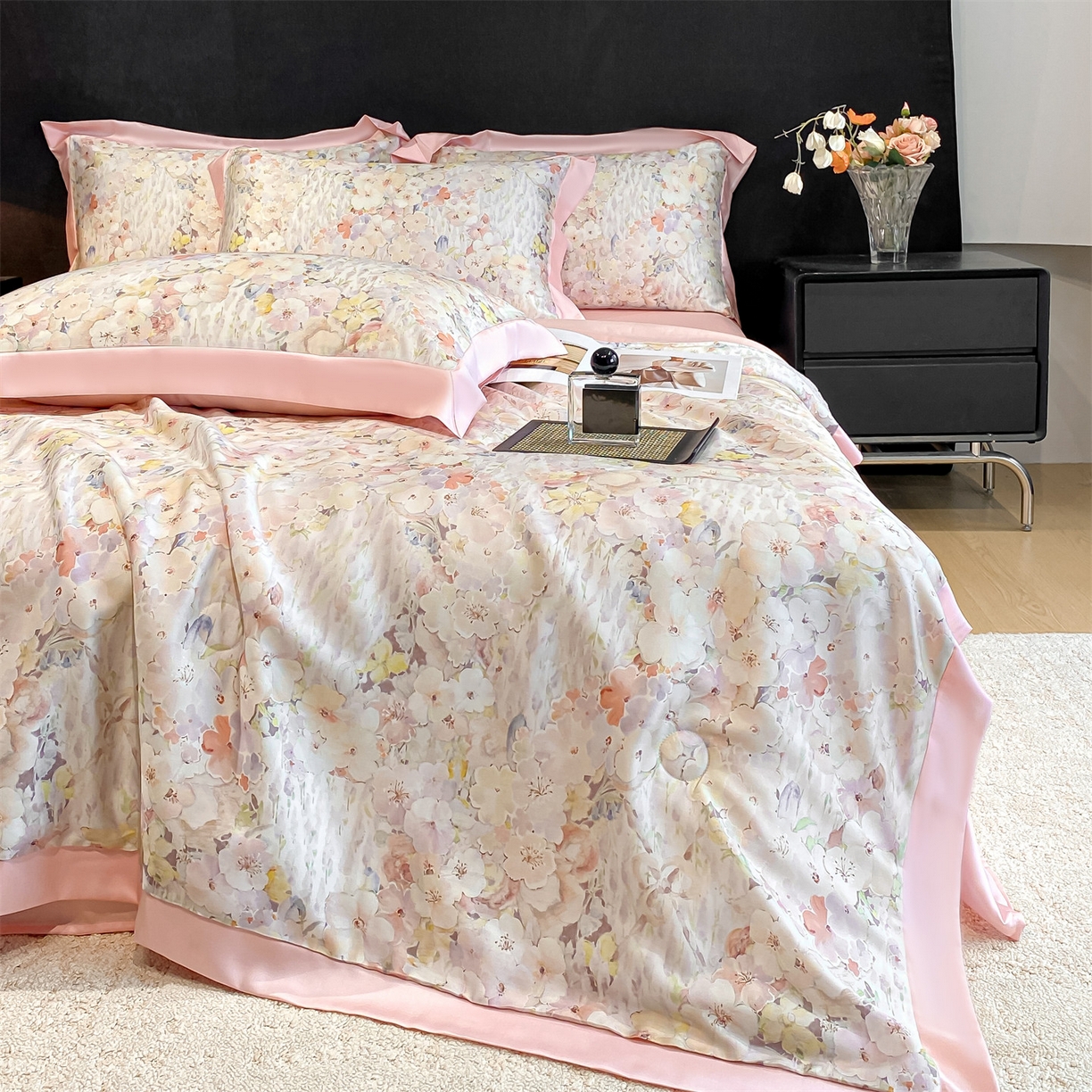 91家纺网 家纺一手货源 找家纺 笙意家纺 2026A类水洗冰丝数码印花宽边夏被四件套桃汐