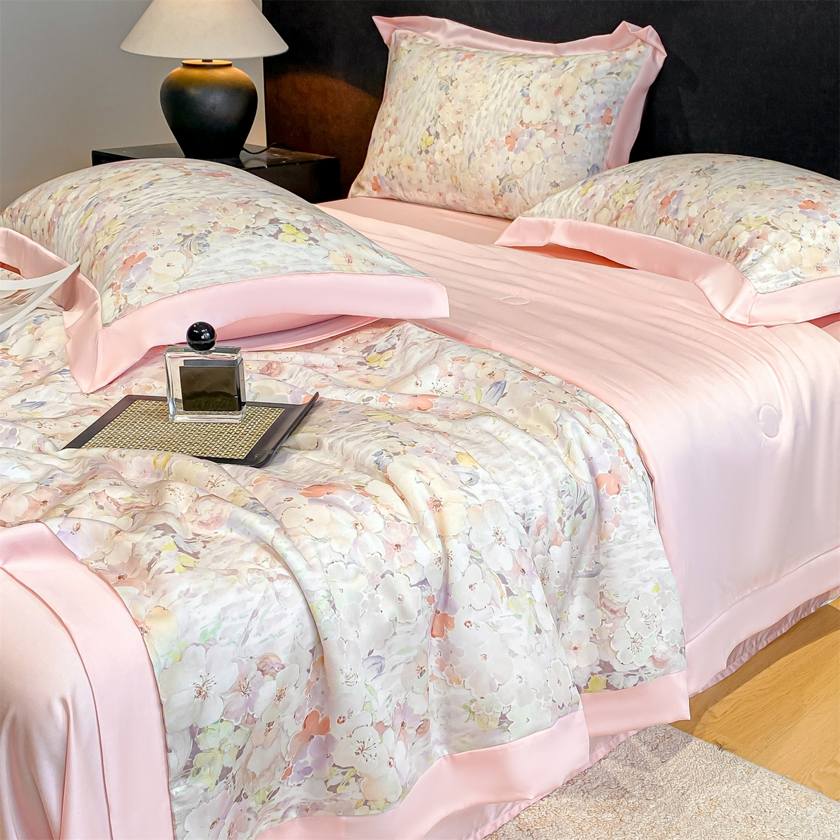 91家纺网 家纺一手货源 找家纺 笙意家纺 2026A类水洗冰丝数码印花宽边夏被四件套桃汐