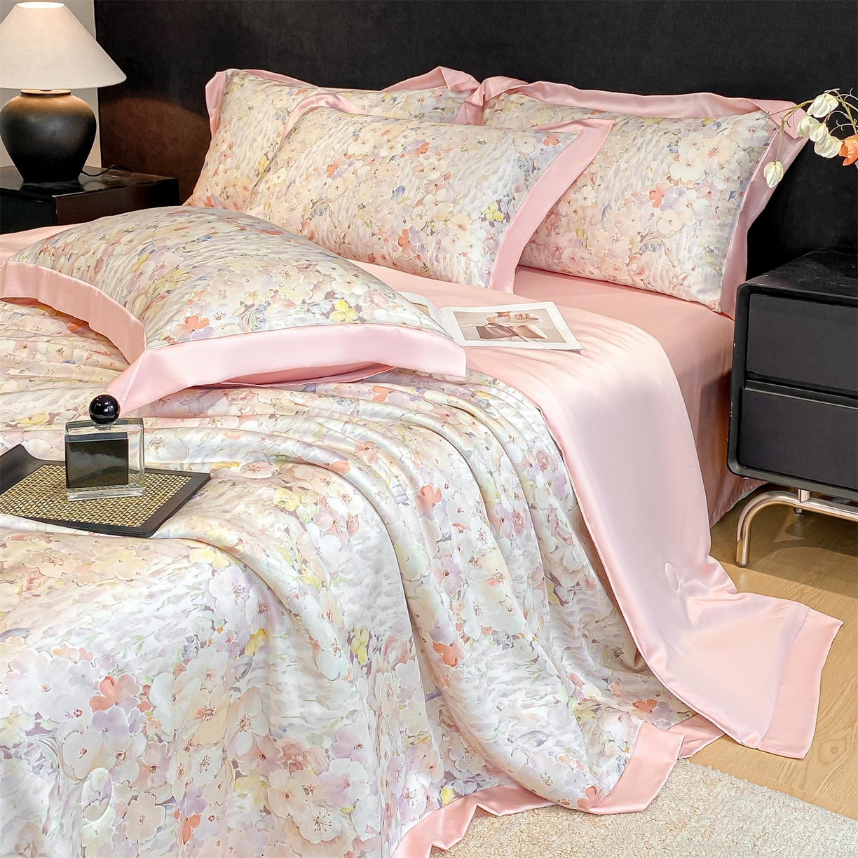 91家纺网 家纺一手货源 找家纺 笙意家纺 2026A类水洗冰丝数码印花宽边夏被四件套桃汐