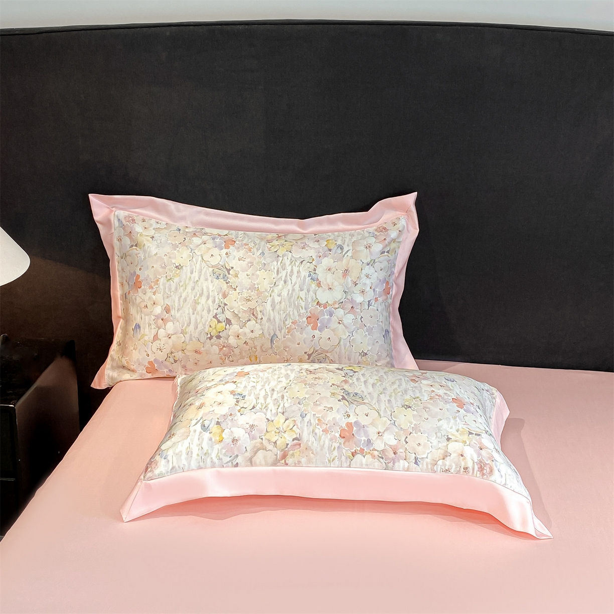 91家纺网 家纺一手货源 找家纺 笙意家纺 2026A类水洗冰丝数码印花宽边夏被四件套桃汐