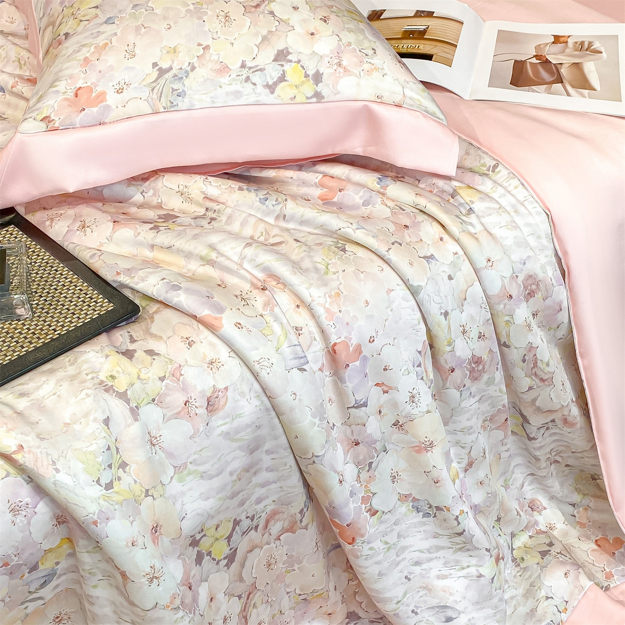 91家纺网 家纺一手货源 找家纺 笙意家纺 2026A类水洗冰丝数码印花宽边夏被四件套桃汐