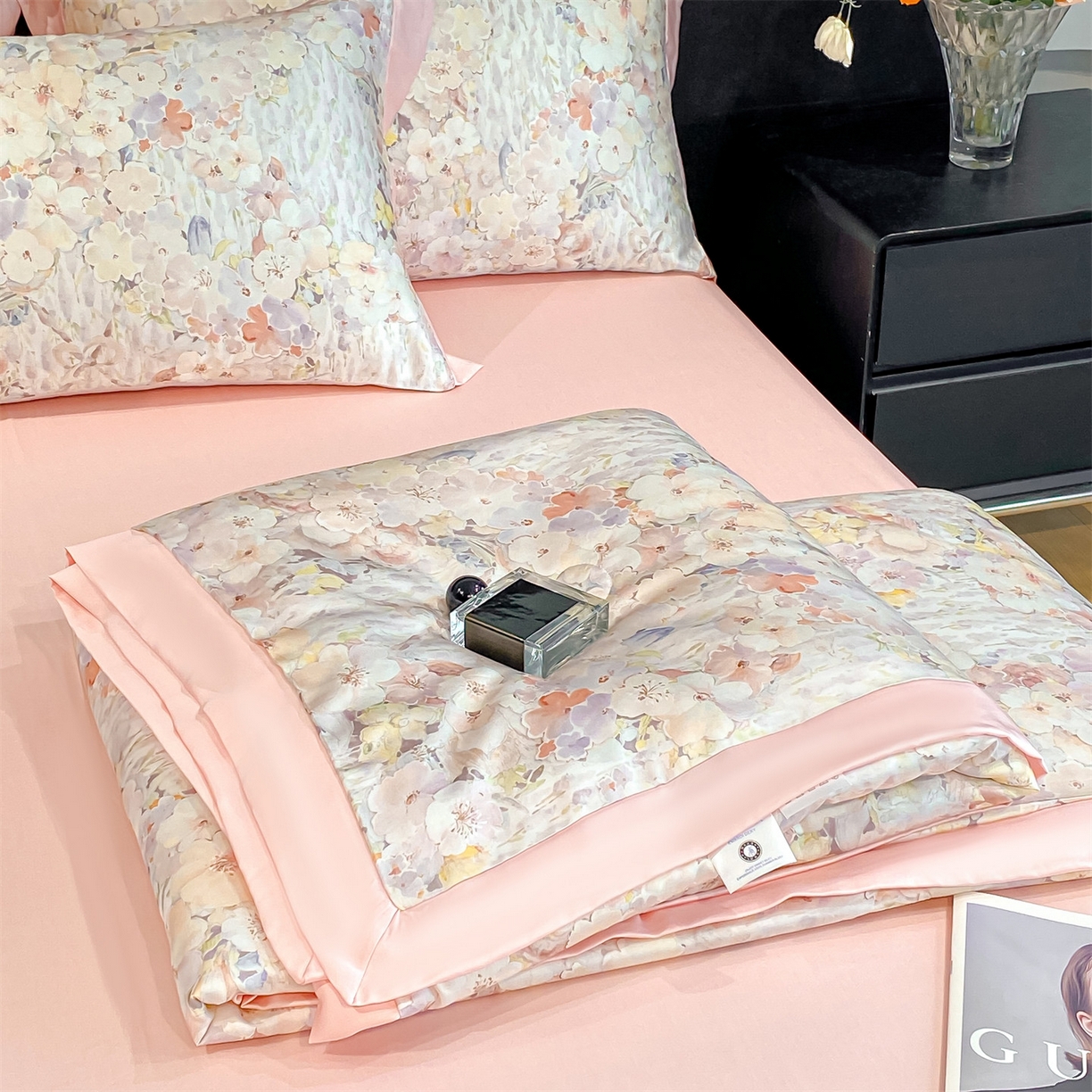 91家纺网 家纺一手货源 找家纺 笙意家纺 2026A类水洗冰丝数码印花宽边夏被四件套桃汐