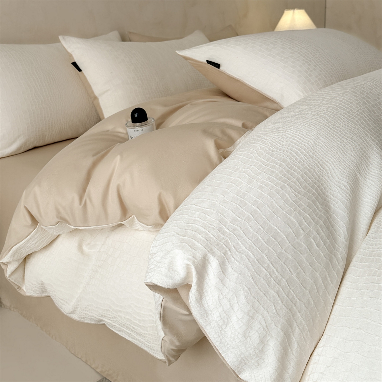 91家纺网 家纺一手货源 找家纺 恒爱家纺 2026春夏新款全棉纯棉提花四件套 鳄鱼纹-白