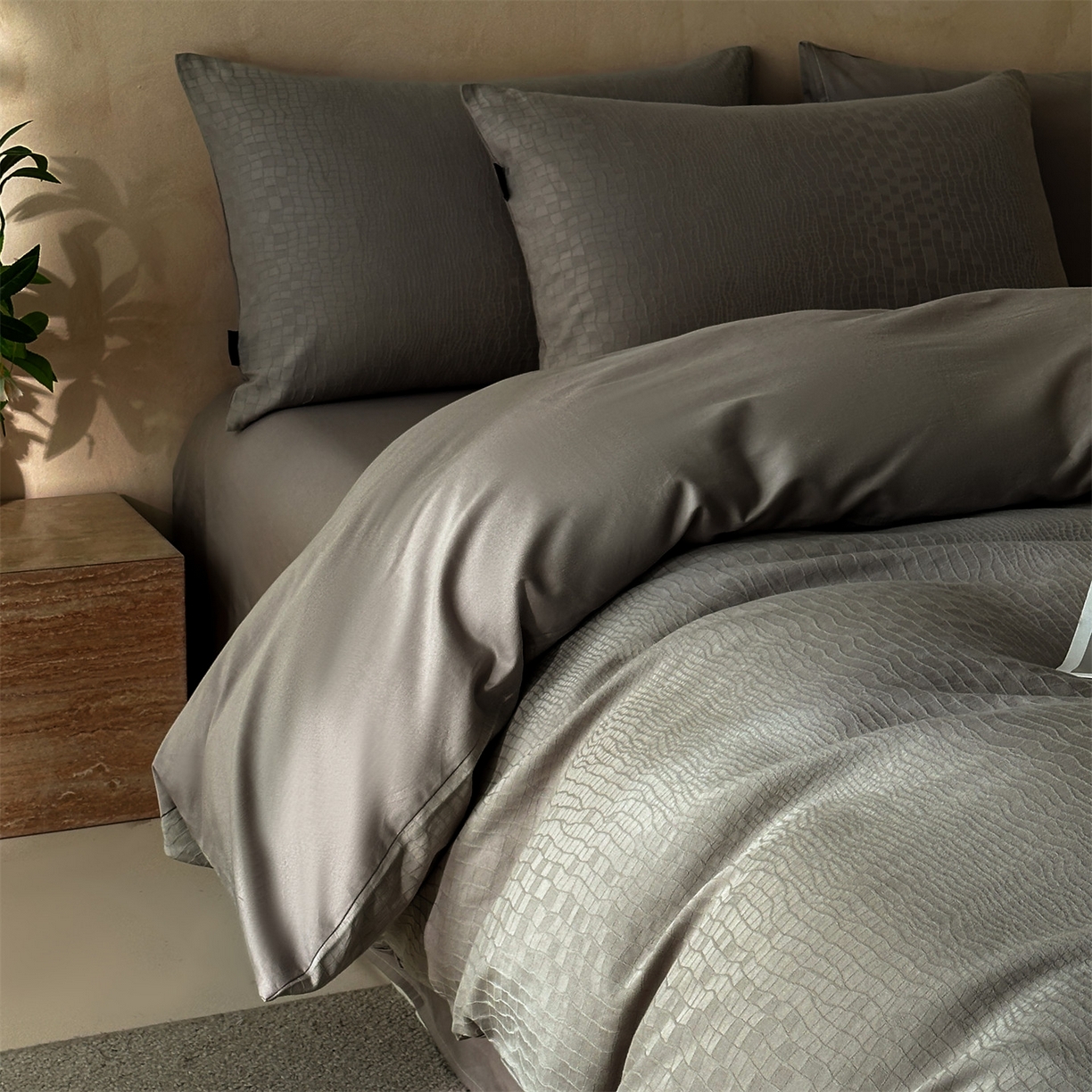 91家纺网 家纺一手货源 找家纺 恒爱家纺 2026春夏新款全棉纯棉提花四件套 鳄鱼纹-灰