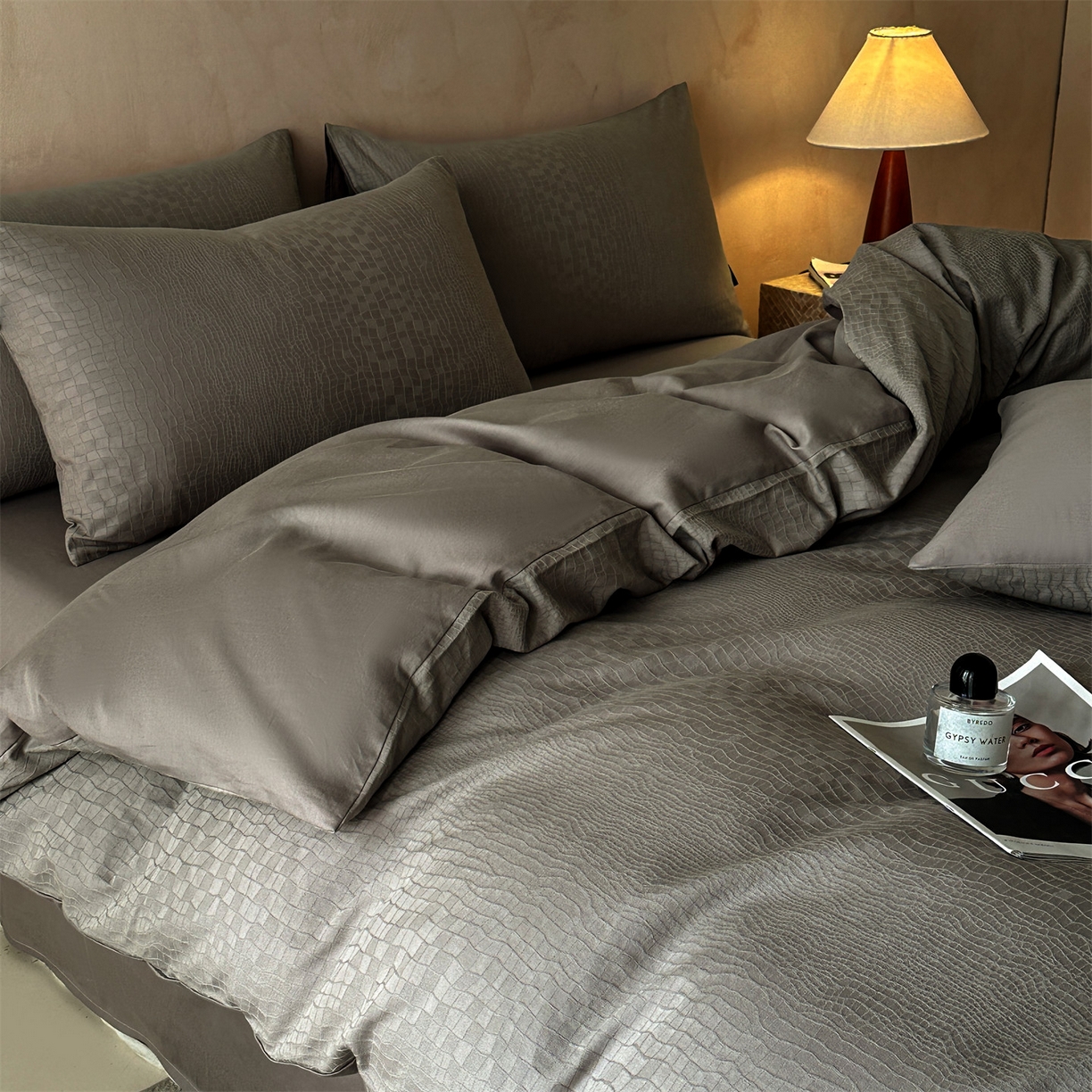 91家纺网 家纺一手货源 找家纺 恒爱家纺 2026春夏新款全棉纯棉提花四件套 鳄鱼纹-灰