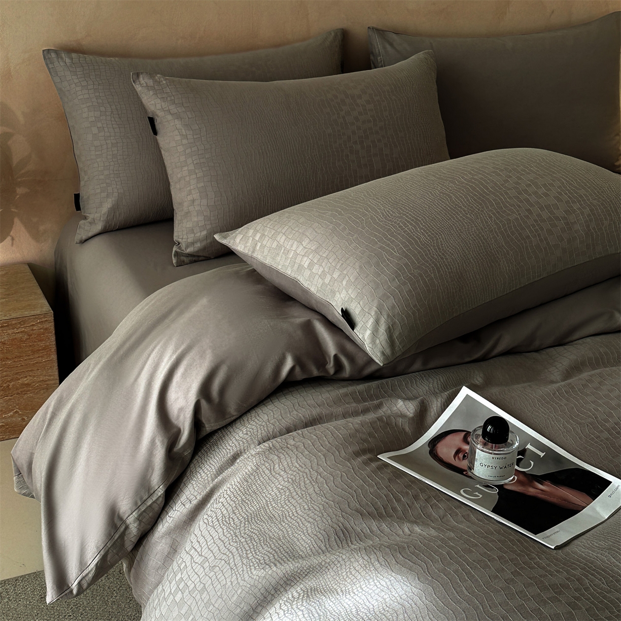 91家纺网 家纺一手货源 找家纺 恒爱家纺 2026春夏新款全棉纯棉提花四件套 鳄鱼纹-灰