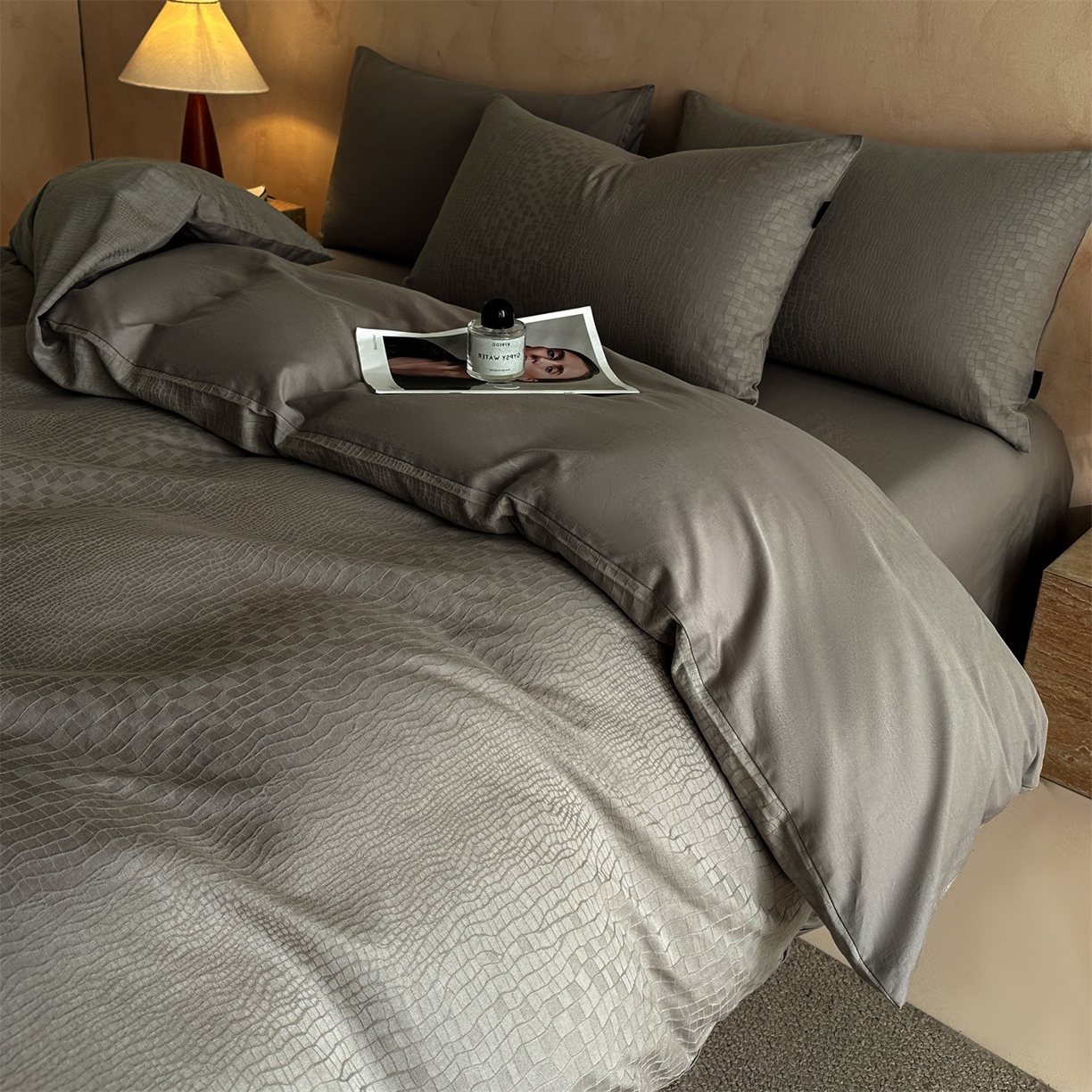 91家纺网 家纺一手货源 找家纺 恒爱家纺 2026春夏新款全棉纯棉提花四件套 鳄鱼纹-灰