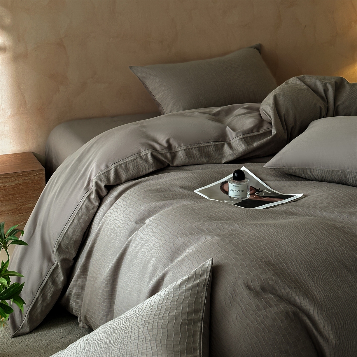 91家纺网 家纺一手货源 找家纺 恒爱家纺 2026春夏新款全棉纯棉提花四件套 鳄鱼纹-灰