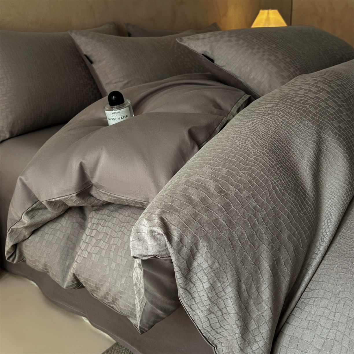 91家纺网 家纺一手货源 找家纺 恒爱家纺 2026春夏新款全棉纯棉提花四件套 鳄鱼纹-灰