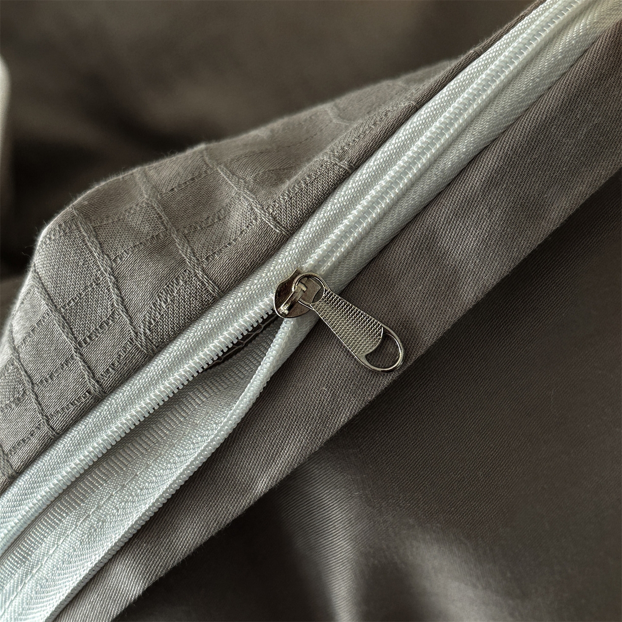 91家纺网 家纺一手货源 找家纺 恒爱家纺 2026春夏新款全棉纯棉提花四件套 鳄鱼纹-灰