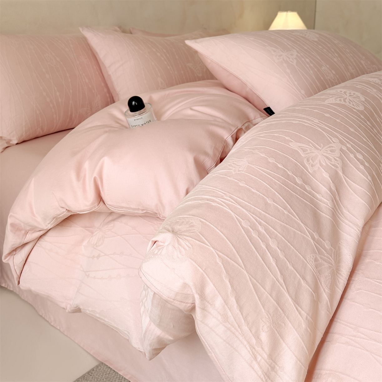 91家纺网 家纺一手货源 找家纺 恒爱家纺 2026春夏新款全棉纯棉提花四件套 千丝蝴蝶-粉