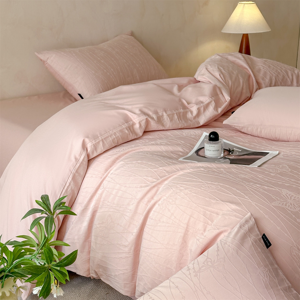 91家纺网 家纺一手货源 找家纺 恒爱家纺 2026春夏新款全棉纯棉提花四件套 千丝蝴蝶-粉