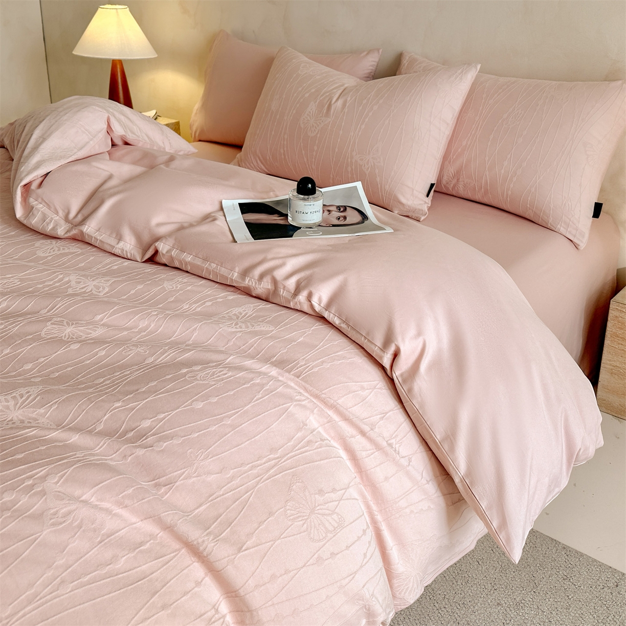 91家纺网 家纺一手货源 找家纺 恒爱家纺 2026春夏新款全棉纯棉提花四件套 千丝蝴蝶-粉