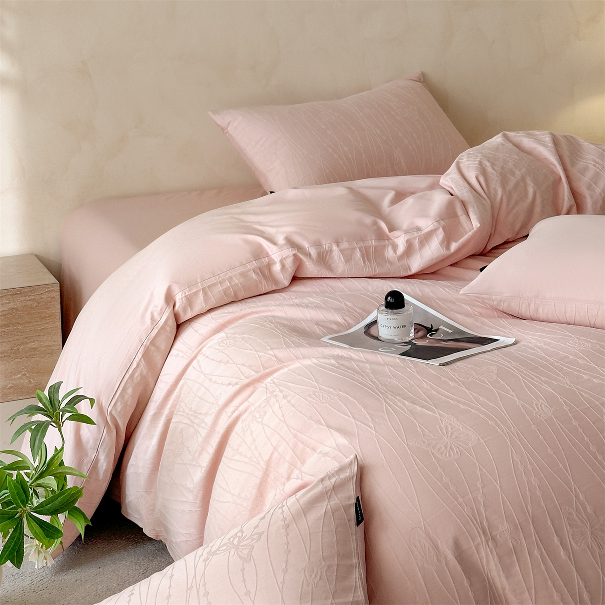 91家纺网 家纺一手货源 找家纺 恒爱家纺 2026春夏新款全棉纯棉提花四件套 千丝蝴蝶-粉