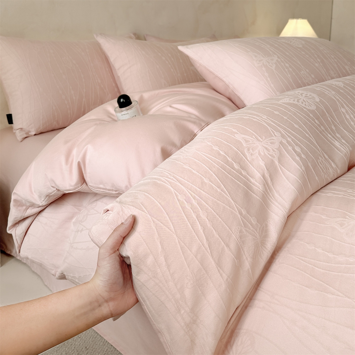 91家纺网 家纺一手货源 找家纺 恒爱家纺 2026春夏新款全棉纯棉提花四件套 千丝蝴蝶-粉