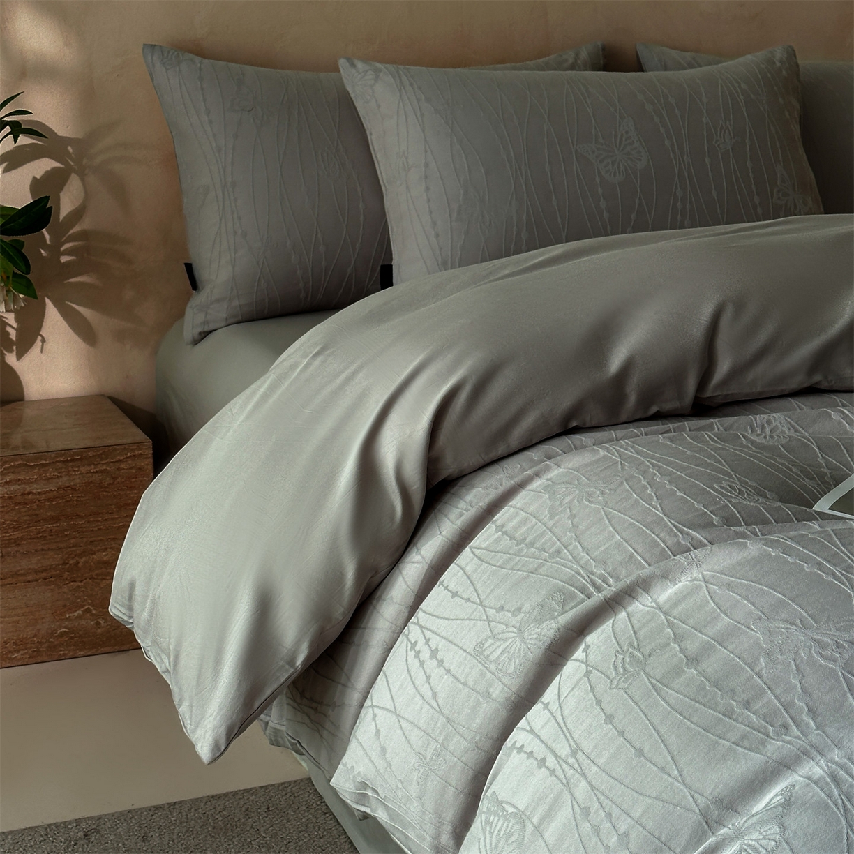 91家纺网 家纺一手货源 找家纺 恒爱家纺 2026春夏新款全棉纯棉提花四件套 千丝蝴蝶-灰