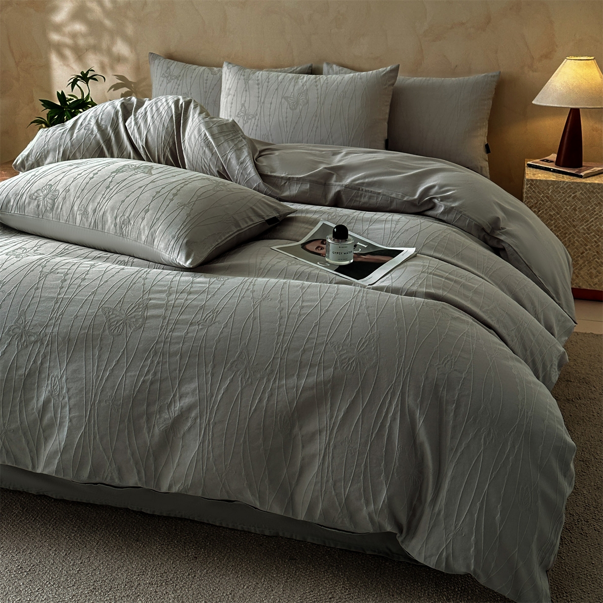 91家纺网 家纺一手货源 找家纺 恒爱家纺 2026春夏新款全棉纯棉提花四件套 千丝蝴蝶-灰