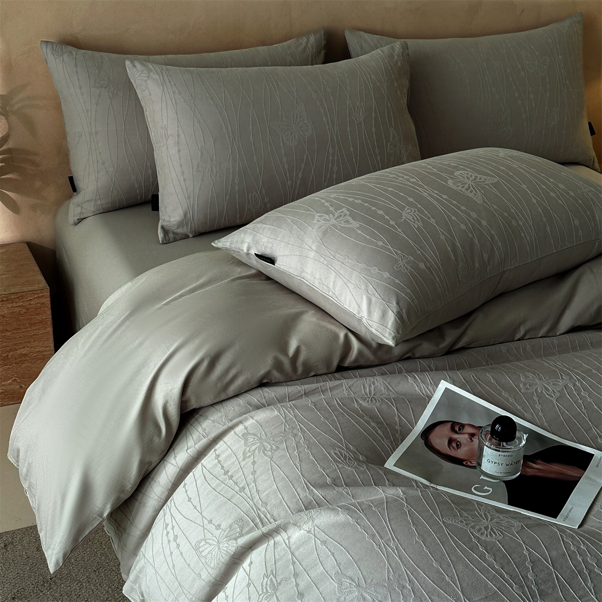 91家纺网 家纺一手货源 找家纺 恒爱家纺 2026春夏新款全棉纯棉提花四件套 千丝蝴蝶-灰